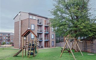 2 Bedroom Apartment in Die Hoewes