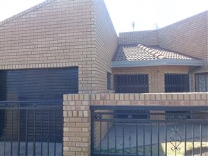 3 Bed House in Etwatwa