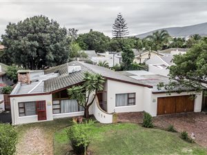 4 Bed House in Panorama