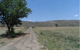 10.8 ha Farm in Hekpoort