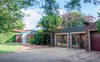 6 Bedroom House in East Lynne