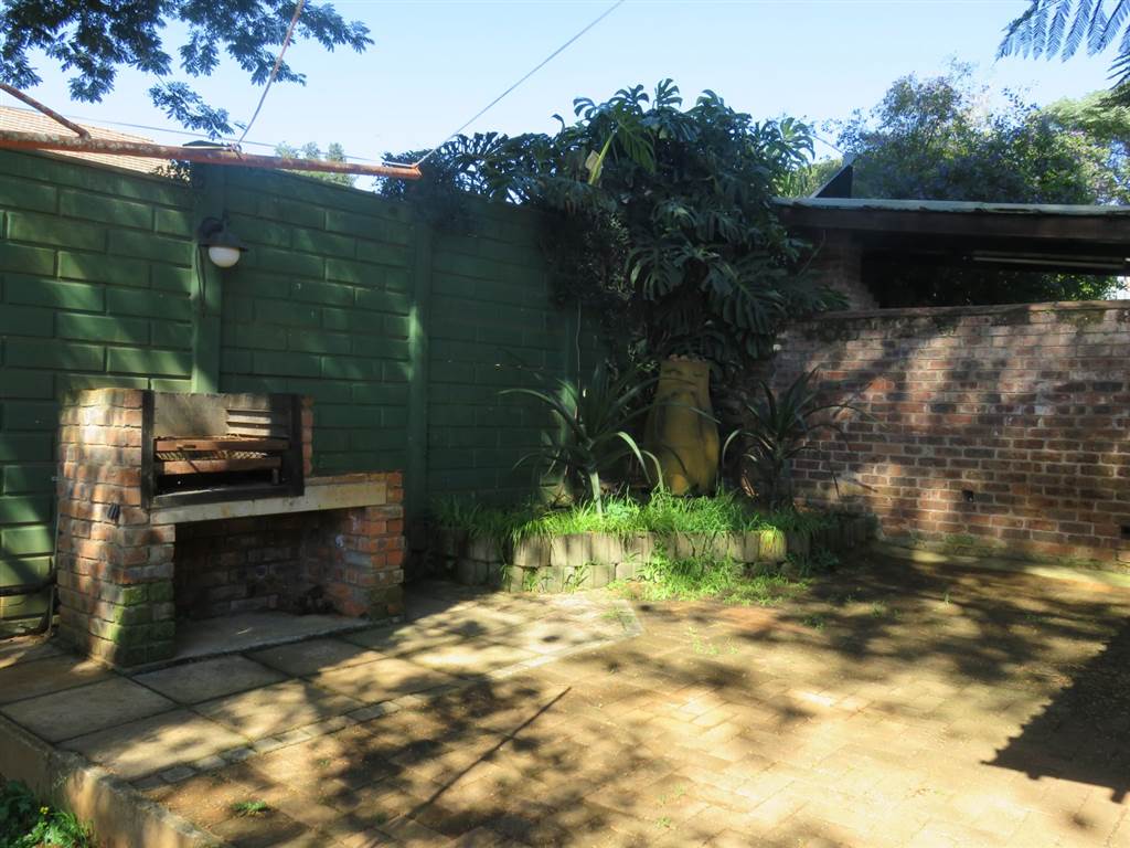 2 Bedroom Townhouse in Prestbury photo number 12