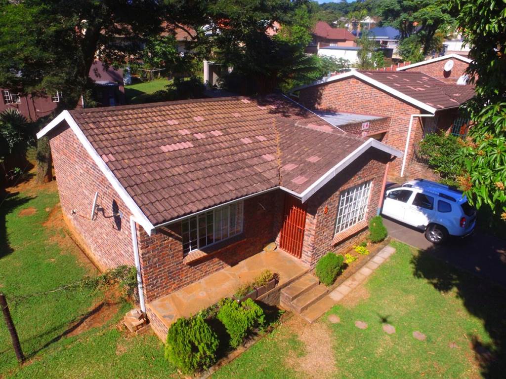 2 Bedroom Townhouse in Prestbury photo number 1