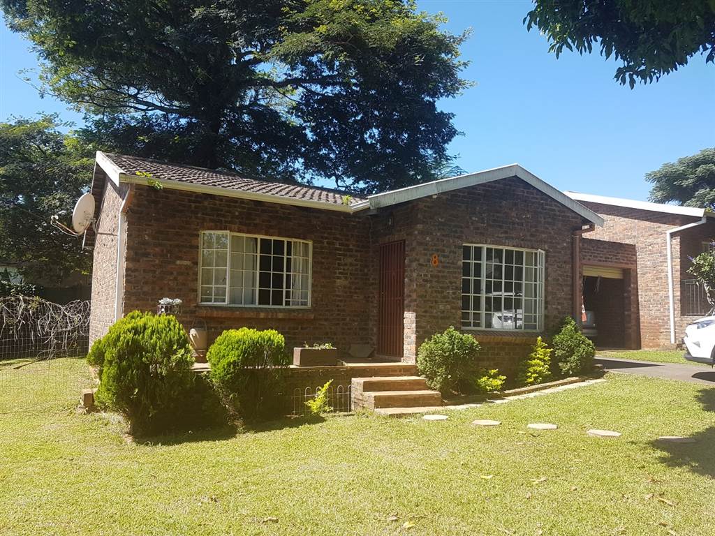 2 Bedroom Townhouse in Prestbury photo number 2