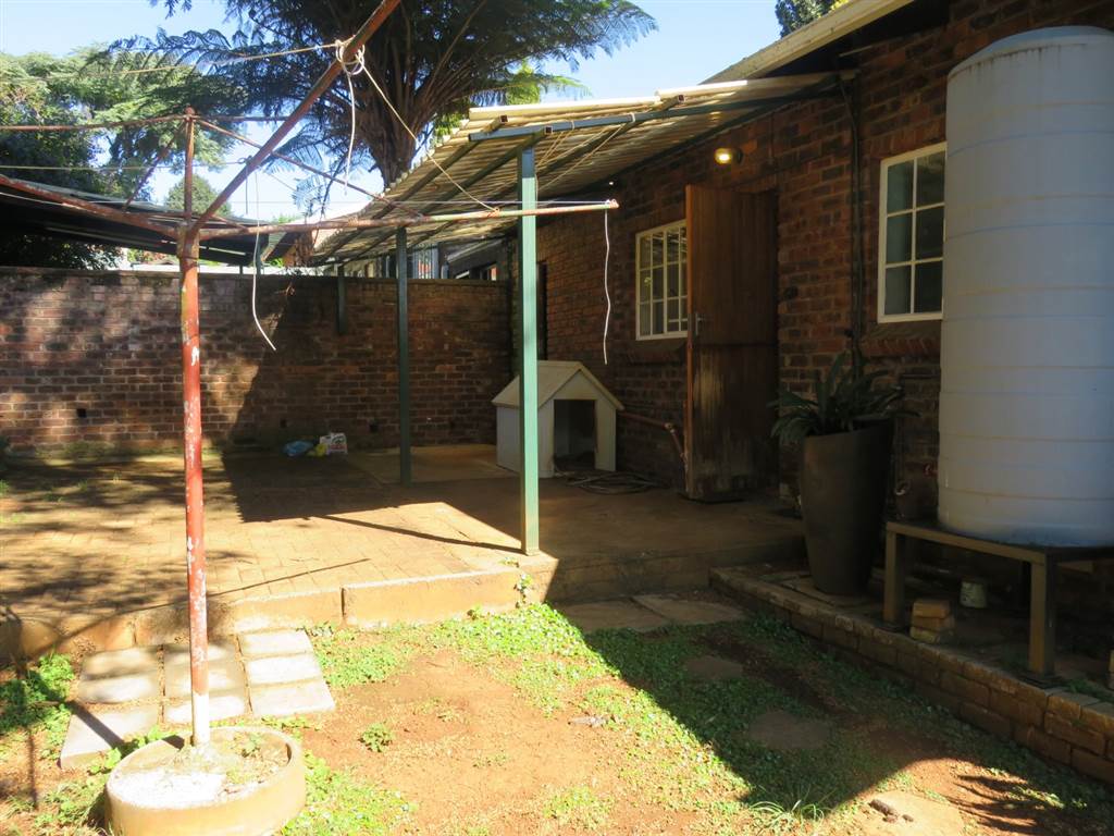 2 Bedroom Townhouse in Prestbury photo number 11