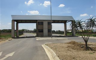 908 m² Land available in Six Fountains Estate