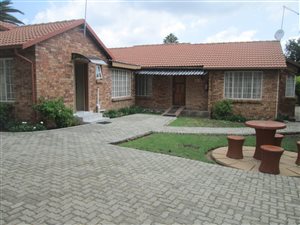 11 Bed House in Birch Acres