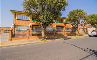 6 Bedroom Apartment in Rosettenville