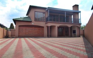 3 Bedroom Cluster in Nortons Home Estate