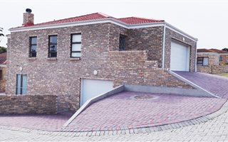 4 Bedroom Townhouse in Glenroy Park