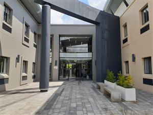 325 m² Office Space in Strubens Valley
