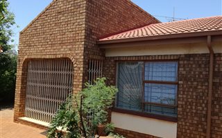3 Bedroom House in Geelhoutpark