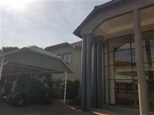 210 m² Commercial space in Die Hoewes