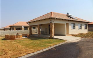 3 Bedroom House in Azaadville