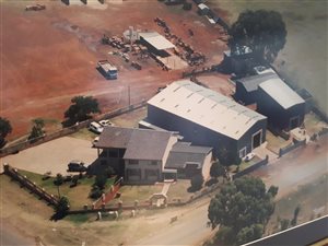 1400 m² Industrial space in Petit
