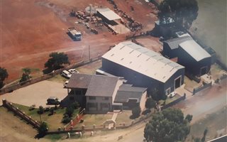 1400 m² Industrial space in Petit