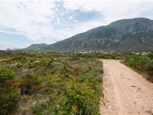 660 m² Land available in Bettys Bay