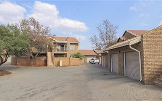 2 Bedroom Simplex in Pierre van Ryneveld