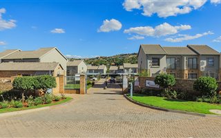 2 Bedroom Townhouse in Noordheuwel
