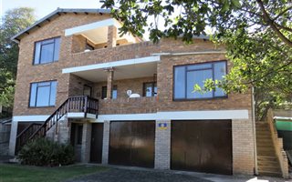 6 Bedroom House in Keurboomstrand