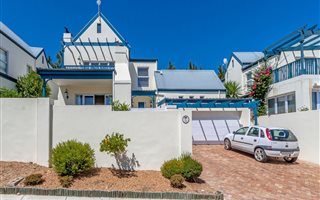 3 Bedroom House in Somerset West Central