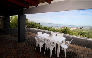 4 Bedroom House in Keurboomstrand