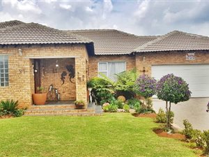 4 Bed House in Honingklip AH