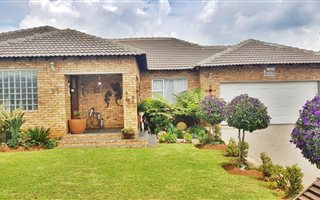 4 Bedroom House in Honingklip AH