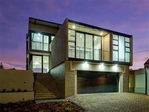 4 Bedroom Duplex in Waterkloof