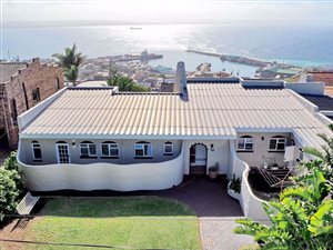 4 Bed House in Mossel Bay Central
