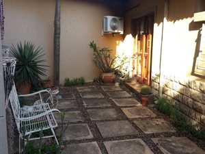 Bachelor apartment in Rooihuiskraal North