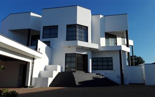 6 Bedroom House in Umhlatuzana