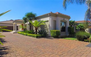 4 Bedroom House in Aerorand