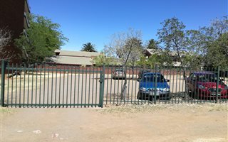 1672 m² Land available in Arboretum