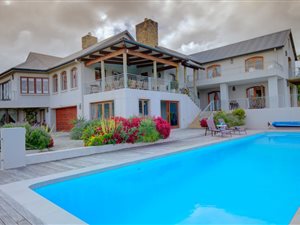 6 Bed House in Hoekwil