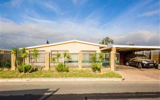 4 Bedroom House in Klein Begin