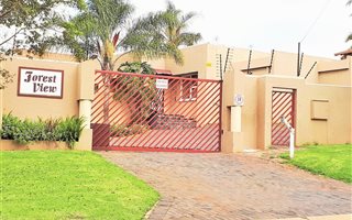 2 Bedroom Townhouse in Roodekrans