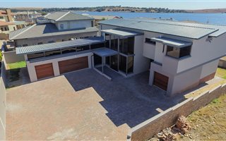 4 Bedroom House in Bankenveld