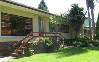 4 Bedroom House in Onder Papegaaiberg