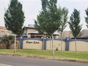 1100 m² Land available in Three Rivers East