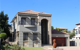 5 Bedroom House in Blue Valley Golf Estate