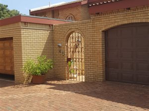 4 Bed Duplex in Groenkloof