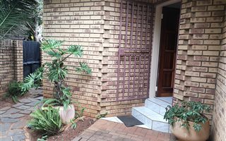 2 Bedroom House in Die Hoewes
