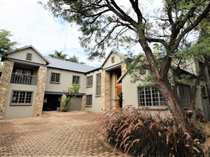 6 Bed House in Silver Lakes Golf Estate