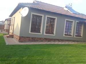 2 Bedroom House in Olievenhoutbosch
