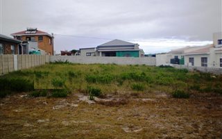 595 m² Land available in De Kelders