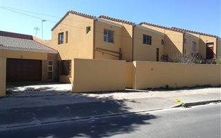 8 Bedroom House in Rondebosch East