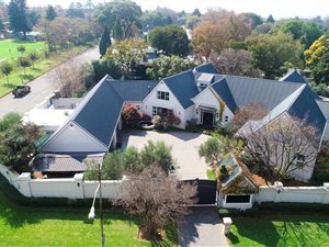 6 Bed House in Birdhaven