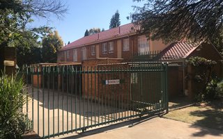 3 Bedroom Simplex in Waterkloof Glen