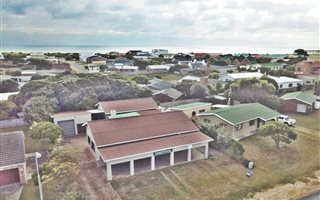 5 Bedroom House in Struisbaai